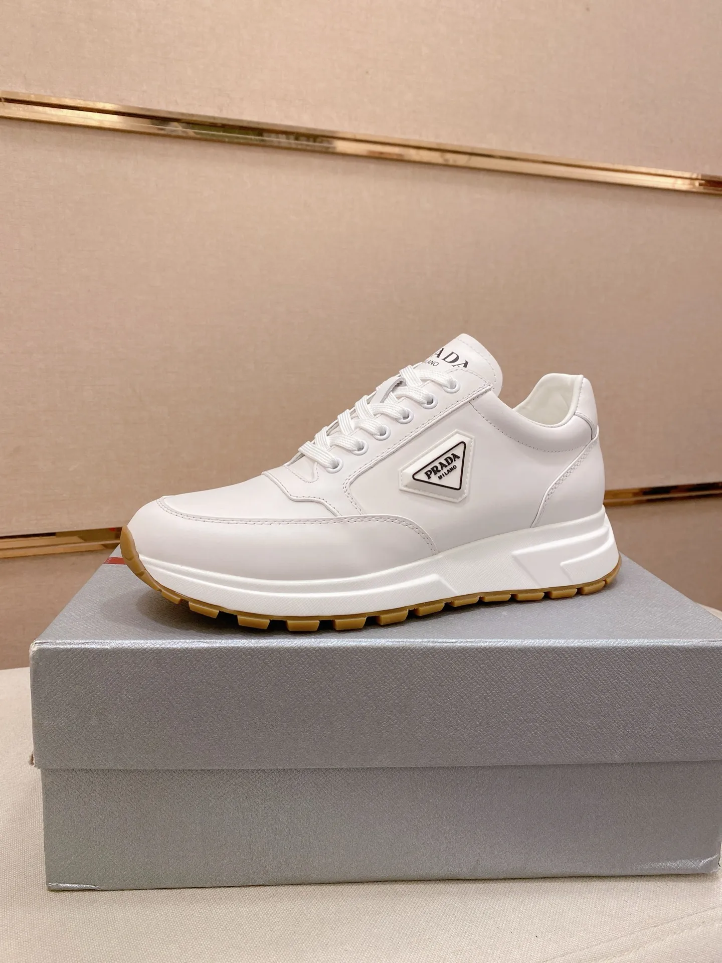 Factory price 560💰 ✔️✔️✔️High-quality new PRADA counters are on the market at the same time. The new men's shoes and 😘fabrics are selected from imported first-layer cowhide and are made with pure handcrafts. Lining: Full cowhide lining. 👍🏿 High-end ☄️ air-cushion molded anti-slip rubber outsole, exquisite lines, simple and elegant, comfortable and high-end for leisure travel. Code number: 38 to 44 (45 can be customized and cannot be returned or exchanged)